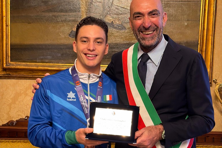 La targa a Francesco Loragno