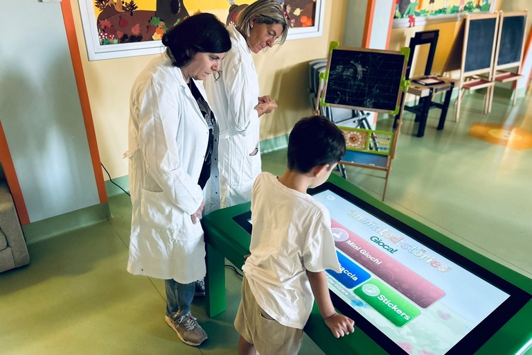 Tavoli interattivi per piccoli degenti. <span>Foto Policlinico di Bari </span>