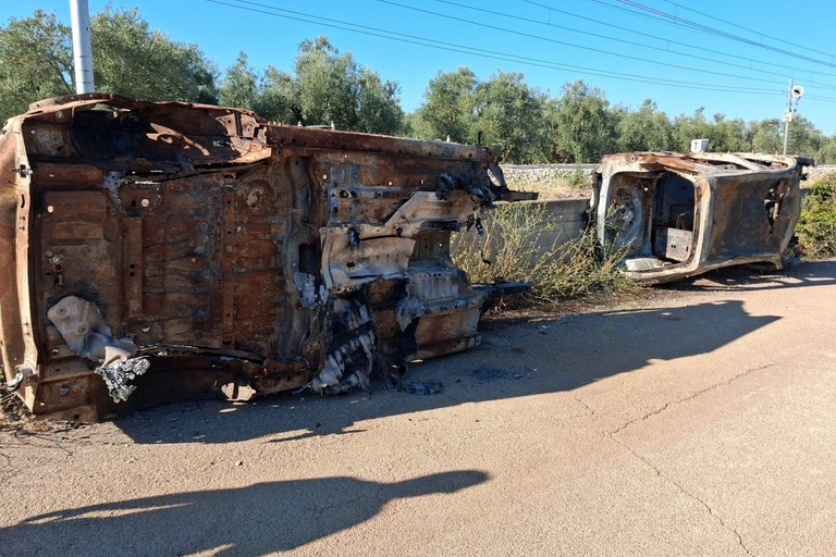 Le auto incendiate a ridosso dei binari a Sovereto