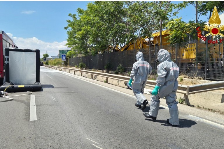 Bari: continuano le operazioni di bonifica del materiale disperso dal tir ribaltatosi in mattinata. <span>Foto Vigili del fuoco</span>