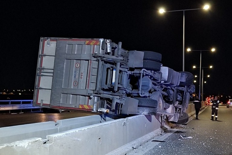 Un tir si ribalta sui new jersey in cemento: nessuna invasione di carreggiata. <span>Foto Vigili del fuoco</span>