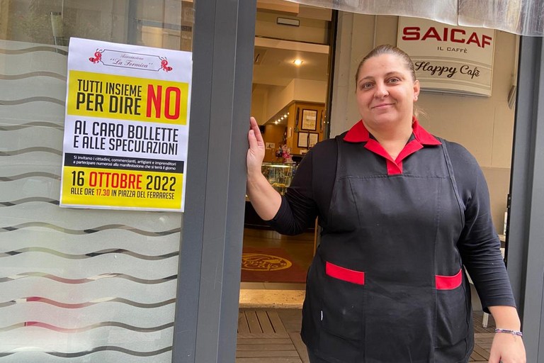 Un commerciante con il volantino che annuncia la manifestazione