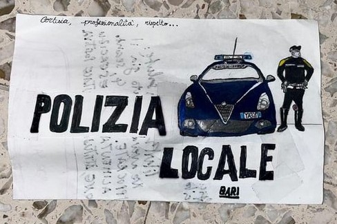 Un ragazzino omaggia la polizia locale di Bari con un disegno