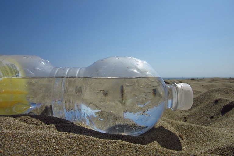 Una bottiglia in spiaggia