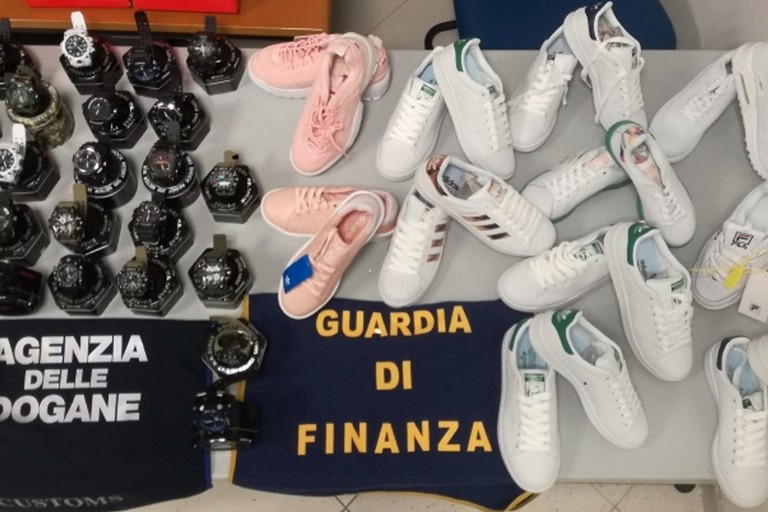 sequestro scarpe e orologi aeroporto di bari sequestro scarpe e orologi aeroporto di bari
