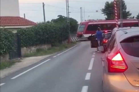 Treno in transito con passaggio a livello aperto sulla Ceglie-Valenzano