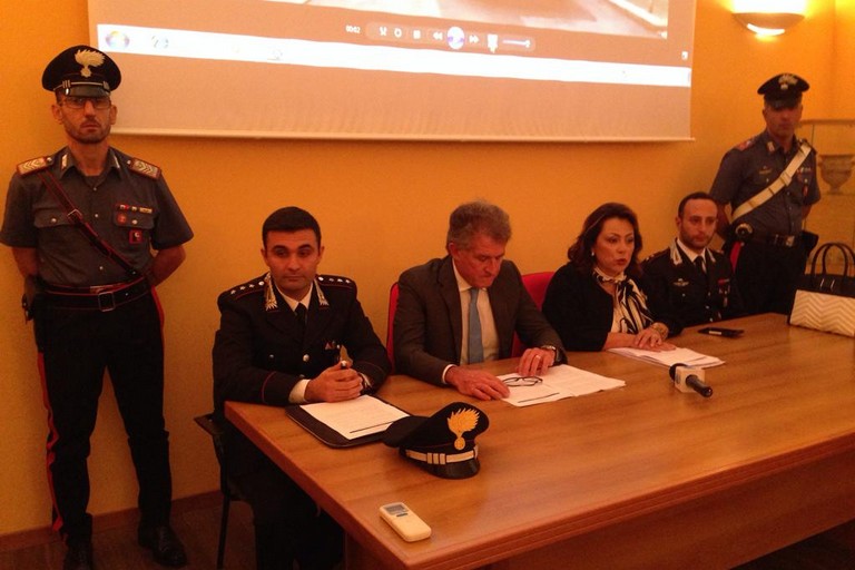 conferenza stampa arresti clan velluto