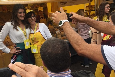 elisa isoardi allo stand di coldiretti puglia