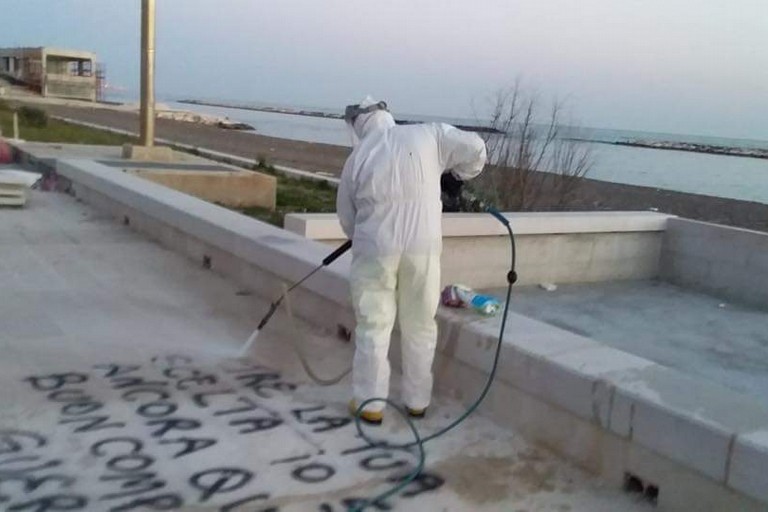 Le scritte cancellate sul Lungomare