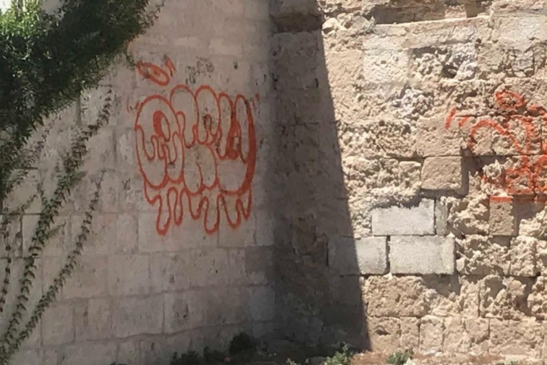 Una delle scritte nel borgo antico di Monopoli