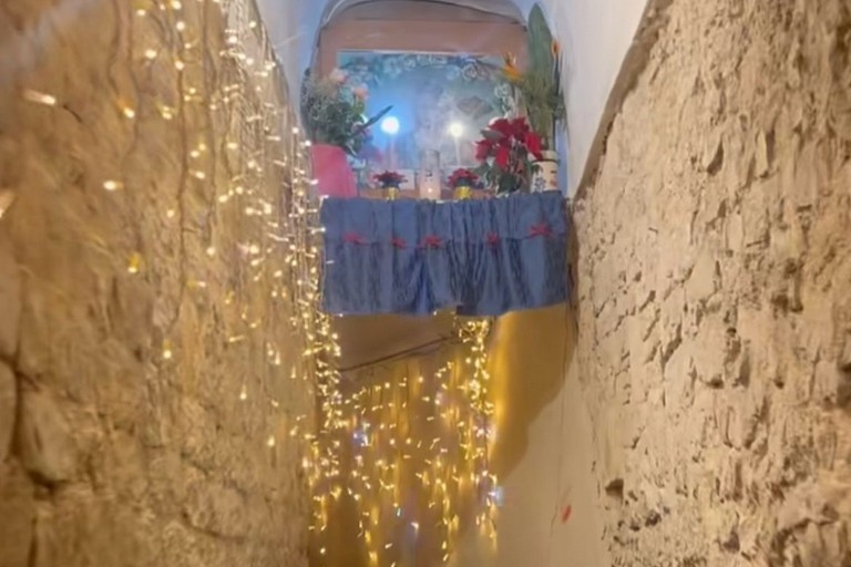 Luminarie natalizie illuminano l'amore a Barivecchia: la strettoia di santa Lucia rivive. <span>Foto Pagina Facebook Lorenzo Leonetti </span>