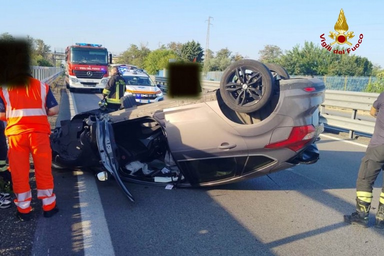 Automobile con cinque ragazzi a bordo si ribalta sulla SS100 a Casamassima