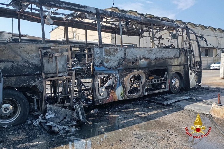 Uno dei mezzi bruciati nell'incendio al deposito STP