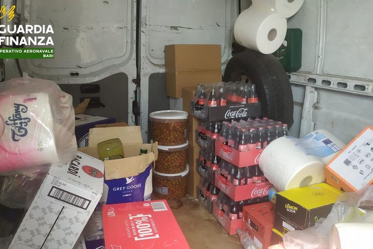 L'ispezione della Stazione Navale della Guardia di Finanza di Bari