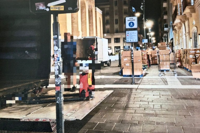 Rifiuti edili in via Sparano