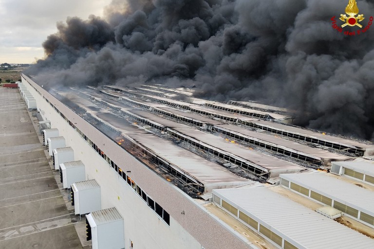 Maxi incendio nella sede di Terminal Puglia a Rutigliano