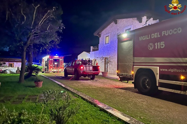 Incendio in un casolare di campagna a Noci