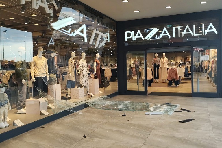 Assalto all'alba a Santa Caterina: nel mirino il punto vendita Piazza Italia