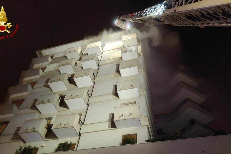 Incendio di abitazione nel centro di Bari. L'intervento dei Vigili del Fuoco